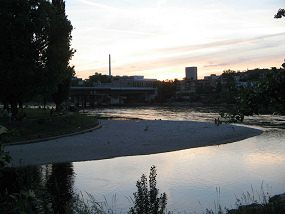 Birsfelden, Lotzpromenade, Sicht auf die
                        Birsm�ndung und auf die Schwarzwaldbr�cke nach
                        Sonnenuntergang (01)
