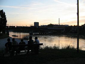 Birsfelden, Lotzpromenade, Sicht auf die
                      Birsm�ndung und auf die Schwarzwaldbr�cke nach
                      Sonnenuntergang (02)