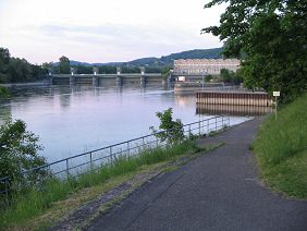Birsfelden, Lotzpromenade, Sicht auf die
                        Schleuse