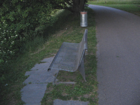 Birsfelden, Lotzpromenade, gelochte
                        Aluminiumbank, wo man sich den Arsch abfriert