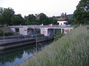 Birsfelden, Schleuse, Schiffstore