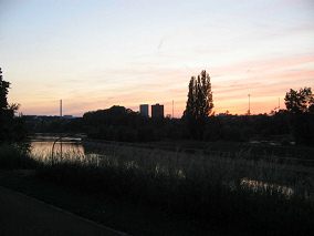 Birsfelden, Schleuse, Sicht auf die
                        Schwarzwaldbr�cke mit Himmel nach
                        Sonnenuntergang (01)