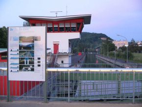 Birsfelden, Schleuse, Touristentafel am
                        Schiffswerk
