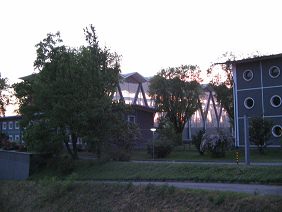 Birsfelden, Schleuse, durch die
                      Fensterfassaden des Schleusenhauses sieht man den
                      Himmel nach dem Sonnenuntergang