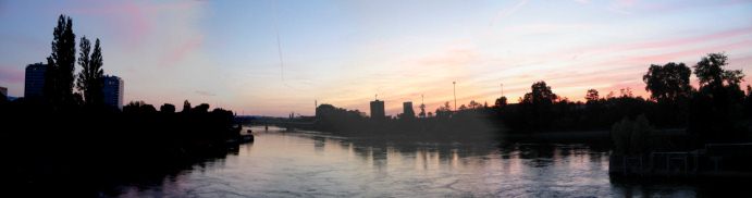 Birsfelden, Schleuse, Sonnenuntergangsfoto mit Sicht
              auf die Schwarzwaldbr�cke, Panoramafoto