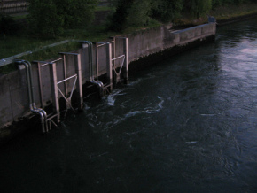 Birsfelden, Schleuse, Wassersprudel aus dem
                      Turbinenhaus