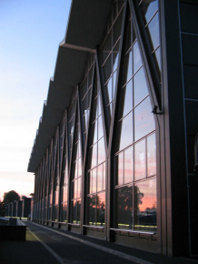 Birsfelden, Schleuse, in der Glasfassade
                        spiegelt sich der Himmel