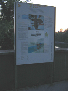 Birsfelden, Schleuse, Touristentafel mit
                        der Beschreibung des Turbinenhauses