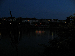 Basel, Solitudepromenade, Sicht auf die Badi
                      Breite und Restaurant Veronica am spten Abend