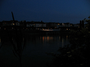 Basel, Solitudepromenade, Sicht auf die Badi
                      Breite und Restaurant Veronica am sp�ten Abend