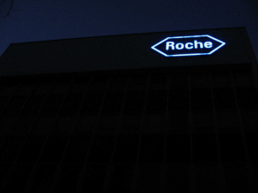 Basel, Solitudepromenade, die Leuchtreklame
                      der Giftfirma "La Roche"