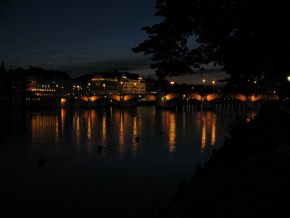 Basel, Mittlere Brcke am spten Abend mit
                      Beleuchtung, Totale