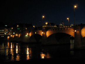 Basel, Mittlere Br�cke am sp�ten Abend mit
                        Beleuchtung, Totale seitlich