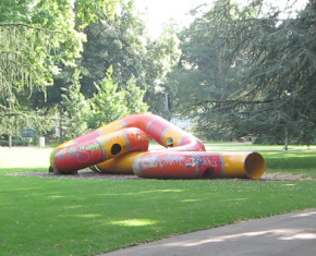 Basel Sch�tzenmattpark, Spielplatz
                                mit Spielschlange zum Durchkriechen 01
                                mit Sicht in Richtung S�dwesten (Foto
                                vom 19.7.2007)