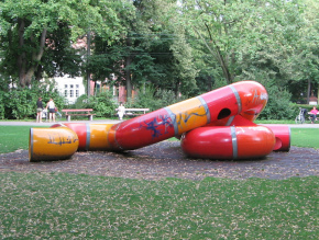Basel Sch�tzenmattpark, Spielplatz
                                mit Spielschlange zum Durchkriechen 02
                                mit Sicht in Richtung Osten (Foto vom
                                19.7.2007)