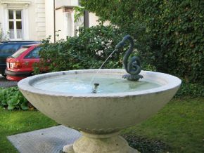 Basel, Gesundheitsdepartement, Brunnen im
                      Innenhof mit einer Schlangengestalt
                      ("Schlangenbrunnen"), Schale