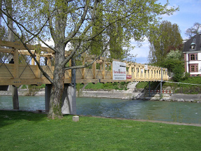 Der Birskopfsteg �ber die Birs als
                          Provisorium als Holzsteg seit 2007.