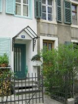 FCB-Terror 003: Fahne am Herrengrabenweg
                        02, Hauseingang