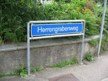 FCB-Terror 005: Fahne am Herrengrabenweg
                        04, Strassenschild