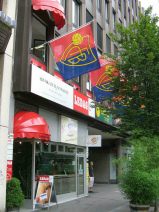 FCB-Terror 009: FCB-Fahnen an der
                        Steinentorstrasse 02