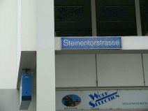 FCB-Terror 011: FCB-Fahnen an der
                        Steinentorstrasse 04, Strassenschild