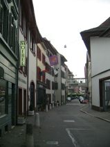 FCB-Terror 012: FCB-Fahnen an der Utengasse
                        an der Hausfassade