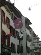 FCB-Terror 013: FCB-Fahnen an der Utengasse
                        an der Hausfassade, Nahaufnahme