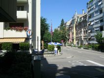 FCB-Terror 014: FCB-Fahne auf der Terrasse
                        eines Restaurants an der Dornacherstrasse 01