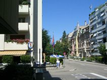 FCB-Terror 015: FCB-Fahne auf der Terrasse
                        eines Restaurants an der Dornacherstrasse 02