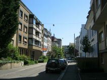 FCB-Terror 016: FCB-Fahne an einer
                        Hausfassade an der Thannerstrasse