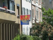 FCB-Terror 017: FCB-Fahne an einer
                        Hausfassade an der Thannerstrasse, Nahaufnahme