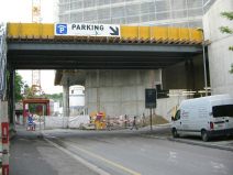 FCB-Terror 020: Das Parking ist gleich
                        neben dem Fussballstadion