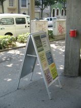 FCB-Terror 022: Aushangtafel mit dem Alarm
                        vor dem Risiko-Match