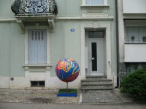 FCB-Terror 026: Sieger-Globus 04,
                        Hausnummer