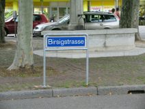 FCB-Terror 028: Sieger-Globus 06,
                        Strassenschild Birsigstrasse, Nahaufnahme