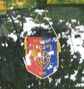 FCB-Terror 033: FCB-Wimpel in Auto 02,
                        Nahaufnahme