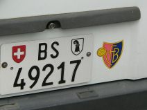 FCB-Terror 038: FCB-Kleber an Auto,
                        Nahaufnahme