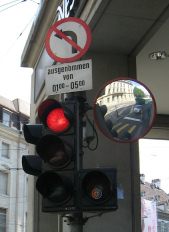 FCB-Terror 043: FCB-Kleber an
                        Lichtsignalanlage (LSA) am Steinenberg 01