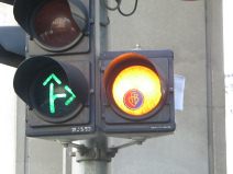 FCB-Terror 044: FCB-Kleber an
                        Lichtsignalanlage (LSA) am Steinenberg 02 am
                        Blinklicht