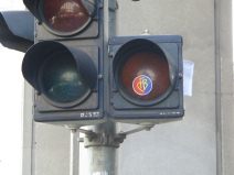 FCB-Terror 045: FCB-Kleber an
                        Lichtsignalanlage (LSA) am Steinenberg 03 am
                        Blinklicht