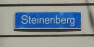 FCB-Terror 046: FCB-Kleber an
                        Lichtsignalanlage (LSA) am Steinenberg 04,
                        Strassenschild Steinenberg