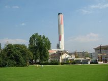 IWB Fernheizkraftwerk Volta 01: Sicht auf
                        den Kamin mit schr�gem Wanderzeichen vom
                        Voltaplatz aus