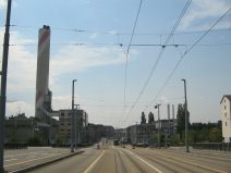 IWB Fernheizkraftwerk Volta 09: Blick
                        zur�ck auf den Kamin von der Voltastrasse aus