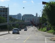 IWB Fernheizkraftwerk im Gundeli 02: Kamin,
                        Sicht vom Cityring Steinengraben /
                        Heuwaageviadukt 02