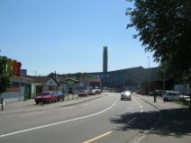 IWB Fernheizkraftwerk im Gundeli 06: Kamin,
                        Sicht von der Meret-Oppenheimstrasse aus 01