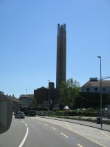 IWB Fernheizkraftwerk im Gundeli 07: Kamin,
                        Sicht von der Meret-Oppenheimstrasse aus 02