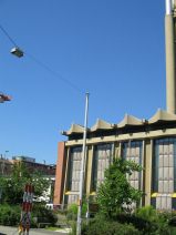 IWB Fernheizkraftwerk im Gundeli 08:
                        Heizkraftwerk an der Mertet-Oppenheim-Strasse
                        01