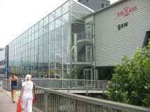 Autobahn-Terror 08: gaw (Gesellschaft f�r
                        Arbeit und Wohnen), direkt an der
                        Schwarzwaldbr�cke an der Autobahn, verglastes
                        Geb�ude