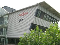 Autobahn-Terror 09: gaw (Gesellschaft f�r
                        Arbeit und Wohnen), direkt an der
                        Schwarzwaldbr�cke an der Autobahn, Kopf des
                        Geb�udes