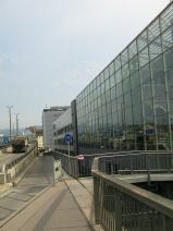 Autobahn-Terror 10: Schwarzwaldbr�cke, Ende
                        des Trottoirs. F�r ein direktes Trottoir zur
                        Z�rcherstrasse hat das Geld des reichen Basel
                        wieder einmal nicht gereicht. Der Umweg f�r die
                        Fussg�ngerInnen betr�gt ca. 5 Minuten!